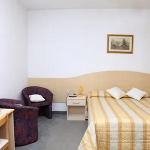 https://hotel-la-rondine.hotelinveneto.com